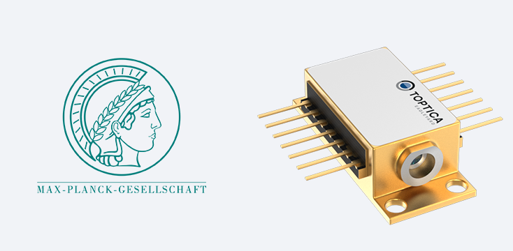 Links ist das Logo der Max-Planck-Gesellschaft zu sehen. Rechts ist ein kompaktes elektronisches Gerät mit der Aufschrift „TOPTICA Photonics“ mit Metallstiften und einem metallischen Gehäuse zu sehen.
